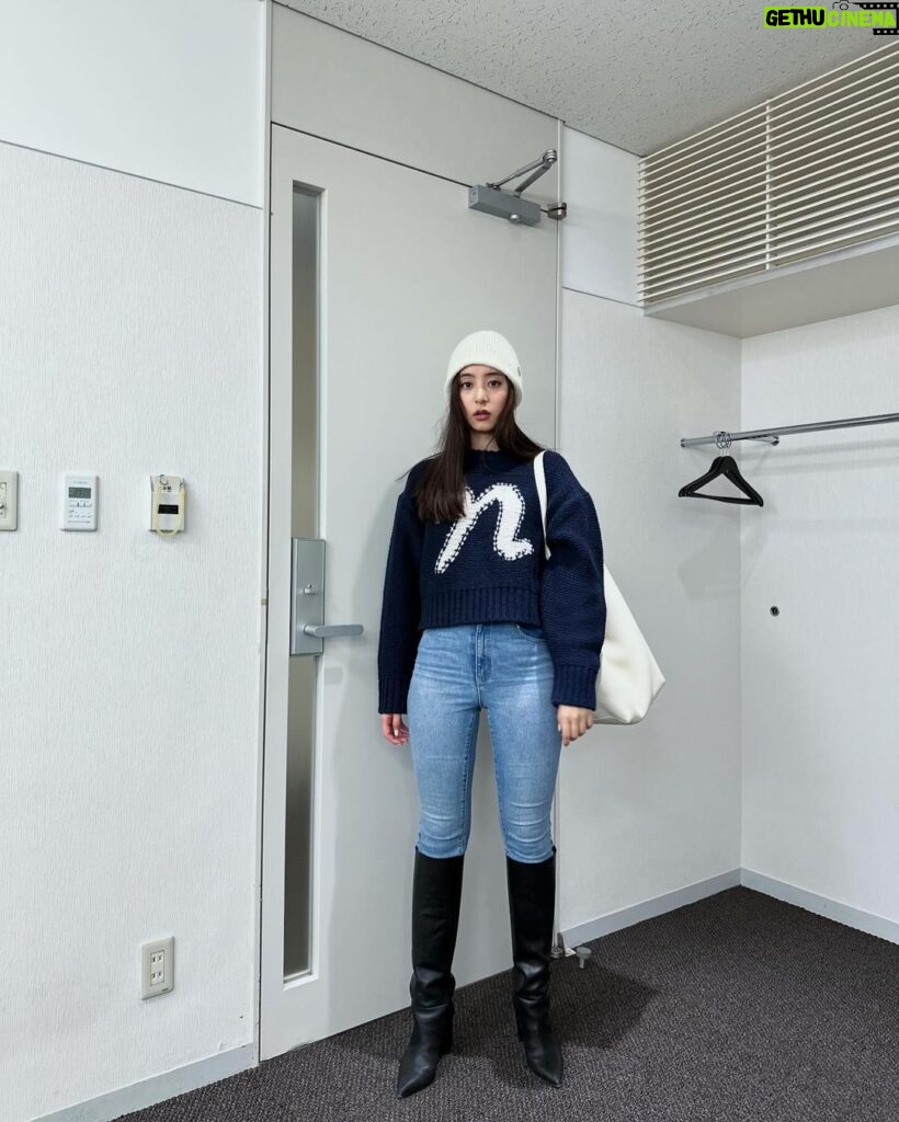 Yuko Araki Instagram - たまにスキニーを履く。身体の変化に気づくために。 私服🐻 coat : @maxmara knit : @nknit_official denim : @rollasjeans boots : @pippichic_official hat : @ca4la_official #fashion #ootd #私服 #pr