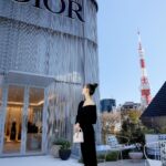 Yuko Araki Instagram – 3月23日(土)にオープンするDIOR麻布台ヒルズのオープニングイベントに行ってきました‼︎

建築家の隈研吾さんが外装と内装を手掛けられたと言うことで、日本の伝統的な技術とDiorの職人技が融合したとっても素敵な空間でした✨

メイクは、ディオールスキン フォーエヴァーの新しいリキッド ハイライターを☺️
ツヤ感がとても綺麗で今回のルックにもピッタリなメイクでした♡

makeup : @kennakano_mua 
hair : @tetsuyayamakata 
styling : @shinosuganuma 

@dior 
@diorbeauty 
#Dior 
#ディオールファインジュエリー　
#supportedbydior