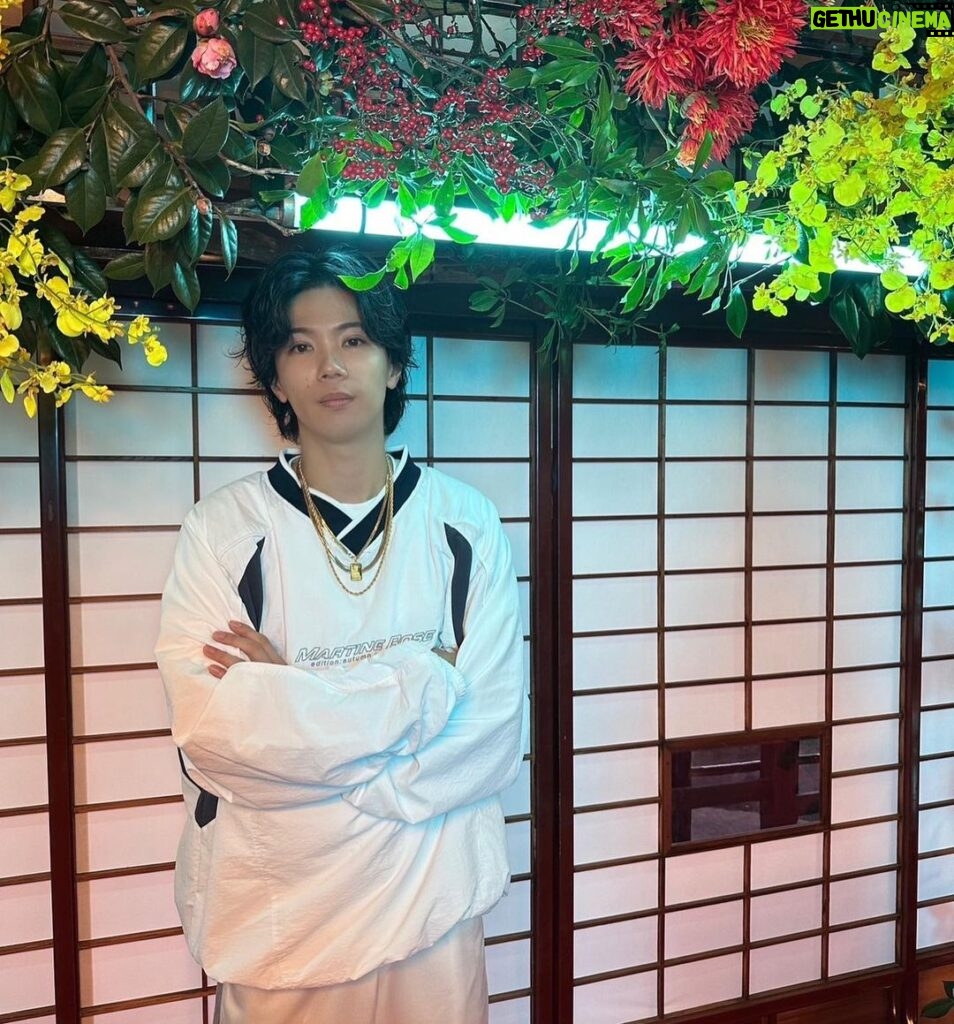 Yuta Jinguji Instagram - GOAT Dance Performance MVのオフショット🐐🐐🐐 このダンス史上最高に踊ってます🫡 一回一回の達成感半端ないし、笑っちゃうくらい楽しい❤️‍🔥 #Number_i_GOAT