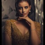 Zahra Habib Instagram - اجمل ما قيل عن الذهب 💛 لمعة تخطف القلب 💛 Photo by @trafficlight.art Dressed by @aredocenter Makeup by @maitham.00 مو من محبي جلسات التصوير كلش بس من اريد اسوي جلسة لازم تكون مخبلة مثلي 💛