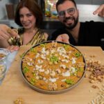Zahra Habib Instagram - حلاوة حليب عراقية مع زهراء بن ميم المقادير : 1 كوب سكر أبيض 1/2 كوب مي رشة ملح 1 ملعقة صغيرة فانيلا 1 كوب طحين 1 كوب حليب باودر 1 كوب زيت للتزيين : جوز شرائح لوز فستق كاجو الوصفة برعاية حليب المدهش @almudhish.milkiraq الأصالة في كل لحظاتنا
