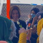 Zahra Habib Instagram - مخيم لاجئين… كلمة ممكن نكون تعودنا عليها ونسمعها هوايه بالأخبار وبمواقع التواصل الأجتماعي … عادةً معناها بالنسبة النه هو التعب والأذية وشي سلبي بس الواقع شي ثاني … هي الظلم بأشد مراحله هي فقدان الأمن والأمان هي التشرد بكل ما للكلمة من معنى هي الأنسان اللي ماعنده لا حول ولاقوة هي الانسان اللي فاقد السيطرة على حياته وقراراته هي انك تعيش والناس تتحكم بمصيرك هي معناها الأنتظار ايام واشهر وسنين بدون نتيجة منظمات دولية و وزارة و رئاسة حكومة الكل يريد يلكى حل لمشكلة معقدة ومتشعبة وبيها اطراف هوايه … ليش هاي الناس ما ترجع لبيوتها واراضيها اللي اغتصبتها داعش؟ لأن ماعندهم اوراق ثبوتية ولأن عشائرهم وعائلاتهم تبرت منهم شنو لازم افكر من اسمع بنية عمرها 20 سنة اغتصبوها داعش تكلي اهلي ميريدوني لأن انخطفت واغتصبوني ؟ شنو لازم افكر من ام تكلي جابوني لهذا المخيم بس بنتي بقت وحدها بذاك المخيم؟ شنو لازم افكر من سيدة تكلي اني ماعندي هوية ؟ ممنوع الدخول والخروج الى هذا المخيم رغم كلشي متوفر ودتشوفون بالفيديو انوا اكو اهتمام جبير ورعاية جبيرة بس يبقى اسمه مخيم اخترنا انوا نحتفل بعيد المرأة هاي السنة بمخيم الجدعة تحت رعاية وزيرة الهجرة والمهجرين المحترمة ايفان فائق كل يوم والمرأة هي احلى جدعة بهذا الكوكب كل يوم وهي صبورة وقوية وعندها امل 💪 مخيم الجدعه