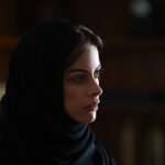 Zahra Habib Instagram - اكثر شي صار بهذا المسلسل قبل لا يبدا تهاجمت وتهددت لان لابسة عباية بيجات كتبت وحملات صارت زهراء بن ميم ومهند ابو خمرة يريدون يسيئون للعباية العراقية ما جاوبت ابد وسكتت وما بررت ولا شرحت كالوا مطلعه مفاتنها وما فهمت شلون لان لابسة كلشي اسود وعباية عريضة كالوا لبست عباية وهي بعصابة ومجرمة وهي العكس تماما دتتخلص من المجرمين وتاخذ حقها وحق الأبرياء اليوم ورا ما نزلت اول تسع حلقات رحت افتر على نفس البيجات لكيتهم سكتوا اتمنى دائماً تنتظرون تتفرجون وبعدين تحكمون واحب اكلكم انوا بعدنه بالبداية 💪❤️
