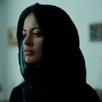 Zahra Habib Instagram - اكثر شي صار بهذا المسلسل قبل لا يبدا تهاجمت وتهددت لان لابسة عباية بيجات كتبت وحملات صارت زهراء بن ميم ومهند ابو خمرة يريدون يسيئون للعباية العراقية ما جاوبت ابد وسكتت وما بررت ولا شرحت كالوا مطلعه مفاتنها وما فهمت شلون لان لابسة كلشي اسود وعباية عريضة كالوا لبست عباية وهي بعصابة ومجرمة وهي العكس تماما دتتخلص من المجرمين وتاخذ حقها وحق الأبرياء اليوم ورا ما نزلت اول تسع حلقات رحت افتر على نفس البيجات لكيتهم سكتوا اتمنى دائماً تنتظرون تتفرجون وبعدين تحكمون واحب اكلكم انوا بعدنه بالبداية 💪❤️