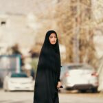 Zahra Habib Instagram - اكثر شي صار بهذا المسلسل قبل لا يبدا تهاجمت وتهددت لان لابسة عباية بيجات كتبت وحملات صارت زهراء بن ميم ومهند ابو خمرة يريدون يسيئون للعباية العراقية ما جاوبت ابد وسكتت وما بررت ولا شرحت كالوا مطلعه مفاتنها وما فهمت شلون لان لابسة كلشي اسود وعباية عريضة كالوا لبست عباية وهي بعصابة ومجرمة وهي العكس تماما دتتخلص من المجرمين وتاخذ حقها وحق الأبرياء اليوم ورا ما نزلت اول تسع حلقات رحت افتر على نفس البيجات لكيتهم سكتوا اتمنى دائماً تنتظرون تتفرجون وبعدين تحكمون واحب اكلكم انوا بعدنه بالبداية 💪❤️