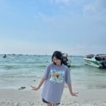 Zee JKT48 Instagram - one fine day at the beach 🤍☀️ -t shirt will release tumoro! 😍😎 Pattaya Beach Thailand