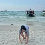 Zee JKT48 Instagram - one fine day at the beach 🤍☀️ -t shirt will release tumoro! 😍😎 Pattaya Beach Thailand