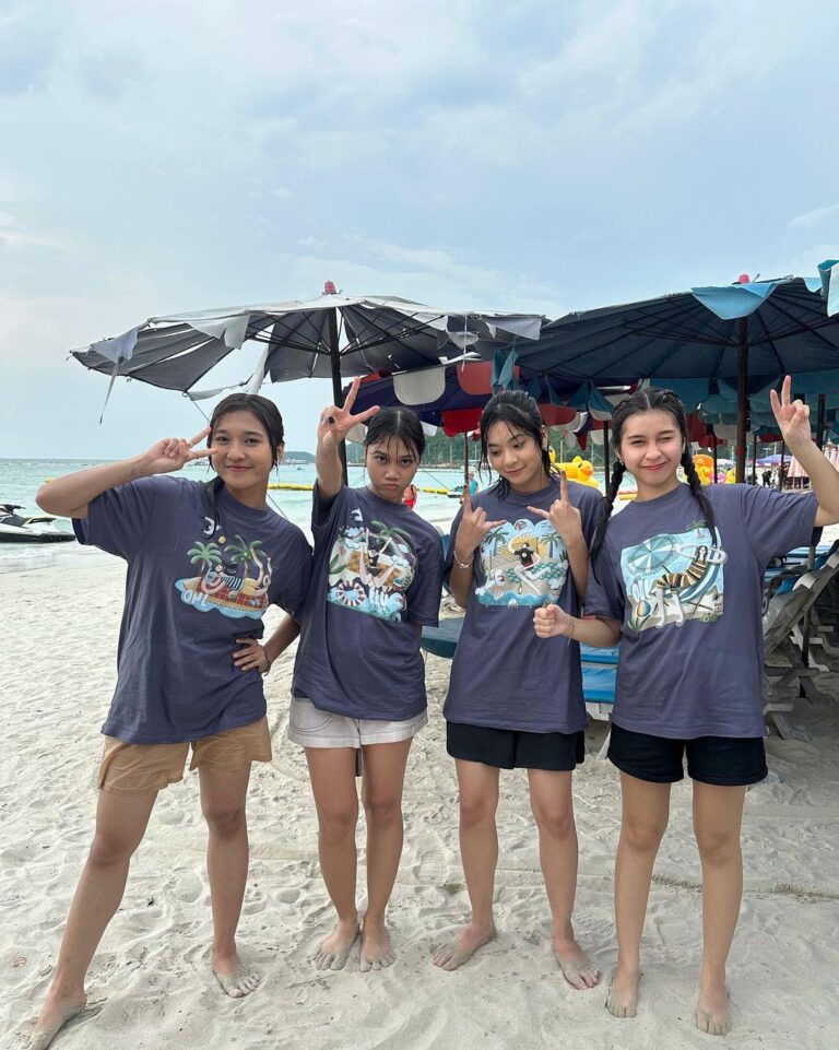 Zee JKT48 Instagram - one fine day at the beach 🤍☀️ -t shirt will release tumoro! 😍😎 Pattaya Beach Thailand