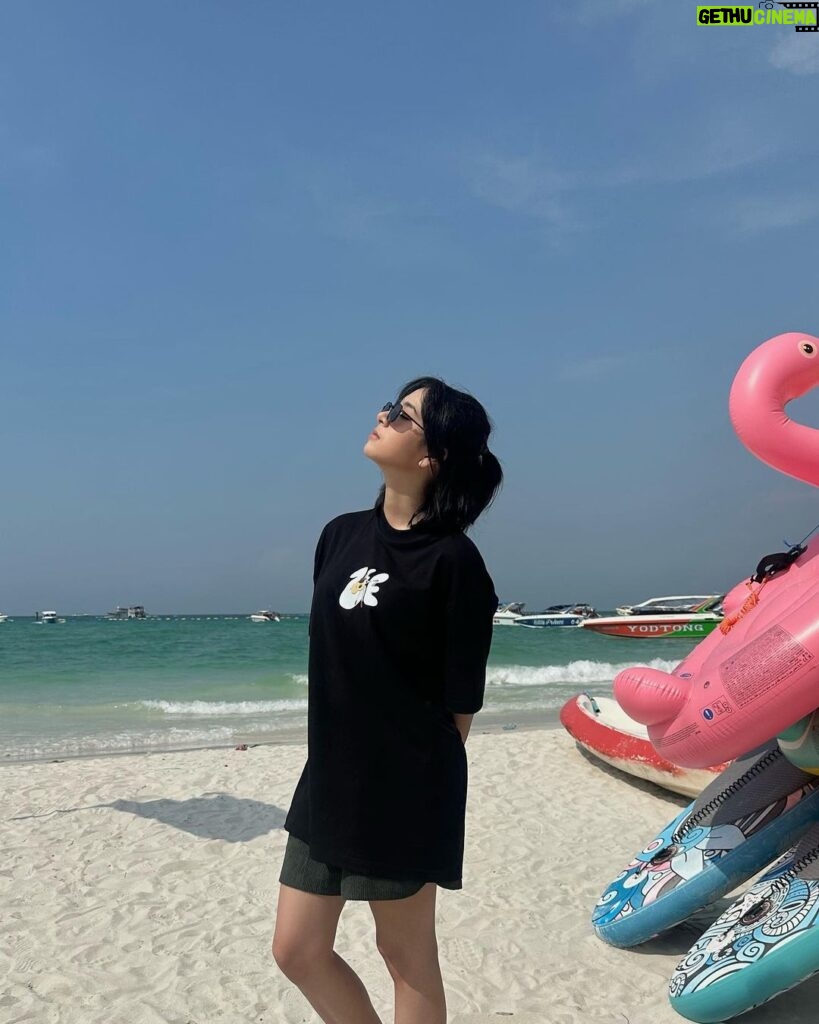 Zee JKT48 Instagram - one fine day at the beach 🤍☀️ -t shirt will release tumoro! 😍😎 Pattaya Beach Thailand