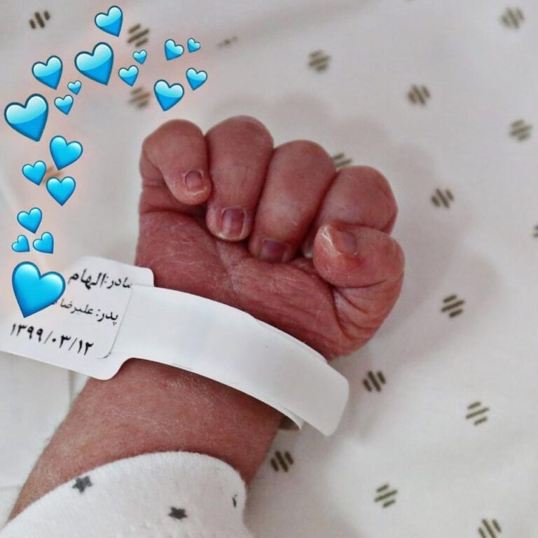 Elham Hamidi Instagram - .
لحظه شماریمون برای گرفتن دستای کوچولوت به پایان رسید 
پسرم، با اومدنت زندگیمون رو زیباتر کردی، دنیایی شدنت مبارک.. ۱۳۹۹/۳/۱۲