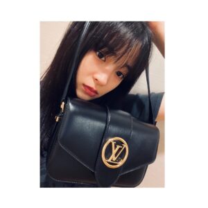 Suzu Hirose Instagram - 🖤🖤
#LVPONT9 #LOUISVUITTON