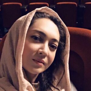 Niki Karimi Instagram - 🌹
سلام دوستان
يك هفته ده روزي شد كه اينستاگرام رو ديليت كردم . ديشب امدم و يك چرخي زدم و ديدم همه چيز  همانطوره  كما في السابق ! 
شايد ادم خودش حواسش نيست و نباشه كه چقدر اين موبايل به دست گرفتن و چك كردن اپ هاي مختلف اعتياد اوره و  چقدر اين دنياي مجازي ادم رو از خود واقعي اش دور ميكنه . 
زماني نه چندان دور ، قبل از اين اپ ها ، همه ادم ها همه جاي جهان وقت خودشون رو  صرف خودشناسي ، يادگيري و كار 
 مي كردن اما حالا اينجا وقت همه ما صرف  به وجود اوردن يك  تصوير ذهني ميشه تو اين دنياي مجازي و غير واقعي . 
به هر حال ، من يكي كه فعلا اين بهداشت ذهني رو لازم دارم . ميام و سر ميزنم و گه گاهي هم پست مي گذارم  اما از تو گوشي ام حذف اش مي كنم .
دوستتون دارم و ارامش و شادي براي همه تون ارزو مي كنم
❤️
