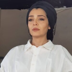 Sare Bayat Instagram - و آن کسی را که دوست داری،
نصف دیگر تو نیست. 
او تویی.. 
اما جایی دیگر... 
"جبران خلیل جبران"