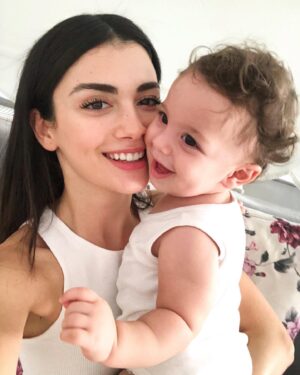 Özge Yağız Instagram - teyzesinin 🍪si 💘