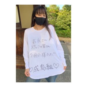 Suzu Hirose Instagram - いのちの停車場
無事に撮影終える事ができました。もう毎日作品のことを考えていて、でも考えるだけで正直すごく苦しくて、色んな事抱きながら、まず大きな声出して皆さんに謝ろう、と思って現場に向かったのですが、まさかのスタッフの皆さんがサプライズで出迎えてくれて、ずっと誰と話す時も、会う時も、何か張っていたものが、その一瞬で緩んで、安心したのか、止められなくなってしまって、役ないときにあんな泣いたのいつぶりだろう。。と思うほど溢れてしまいました。あの光景一生忘れない。。忘れられないです。おかえりなさいと言ってくれたこと、本当に救われました。この映画では、皆んなを救うような太陽でいてほしい、麻世ちゃんには、と監督に言われていたのになぁ。。こんな私に、あったかく、笑顔で迎えてくださった皆さんにどうしてもどうしてもお礼がちゃんと伝えきれてない気がして、言いたくて。私、人前で喋ると、凄く焦ってしまうんですよね。意味わかんない事言っちゃうし、思ったように伝わらないし、言いたい事言えなくて、言い忘れとかありすぎて毎度後悔するんですけど、今回もそうだったので、この場をお借りする事にしました。いのちの停車場に携わった皆さんに届くといいけれど。。1人でもみてくださってたら、他のスタッフさんに伝えてください！ほんと、お願いします。。。笑。この作品参加できること決まってから本当に楽しみで毎日作品のこと考えてたんです。なのに最後の最後に大きな迷惑をかけてしまって、ただでさえシビアな環境の中の撮影で、緊張感ある中でいつもよりストレスが多かったと思います。私のせいで、余計心まで疲れさせてしまって、本当にごめんなさい。

全部言えたかな。。
また何か、あ！！と思ったらまたこの場お借りします。。

最後にサプライズ返し？じゃないですけど、私服なんですけど、書いてもらいました笑。吉永さん想像以上にびっくりしてくださって。いやぁ、、、嬉しかった、、、。最後の強くて、とっても優しいぎゅう、心が張り裂けそうでした。。あーーーー。。。