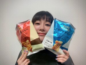 Asami Mizukawa Instagram - 湖池屋ブランド芋の食べ比べ🥔
ひかるはザクッとこっくり、スノーマーチはサクッとあっさり。
どっちも美味しい...⬡