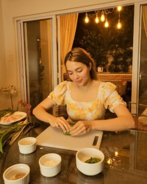 Julia Montes Instagram - Missing your family? You can simply cook something that will remind you of them ... para kahit malayo sila parang kasama mo parin sa hapag kainan 😊❤️ #JuliaM