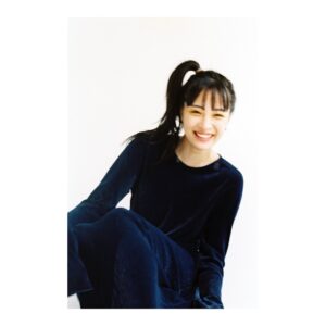 Suzu Hirose Instagram - いっぱい載せるのとってもお恥ずかしいんですけど、本日発売の、本日発売の、本日発売の、(大事かなと思って3回言った)2021年のカレンダーは、お友達にお願いして撮ってもらい、すごく写真可愛いので、、、載せさせて頂きまっす。2枚目ちょこっと写り込んでる　@malaciel ありがとう❤︎楽しかった👩🏼‍🦱