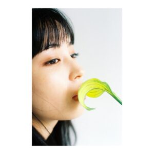 Suzu Hirose Instagram - いっぱい載せるのとってもお恥ずかしいんですけど、本日発売の、本日発売の、本日発売の、(大事かなと思って3回言った)2021年のカレンダーは、お友達にお願いして撮ってもらい、すごく写真可愛いので、、、載せさせて頂きまっす。2枚目ちょこっと写り込んでる　@malaciel ありがとう❤︎楽しかった👩🏼‍🦱