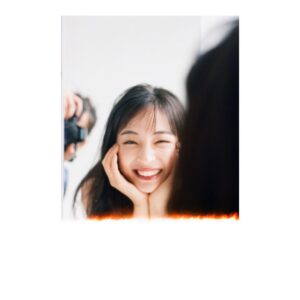 Suzu Hirose Instagram - いっぱい載せるのとってもお恥ずかしいんですけど、本日発売の、本日発売の、本日発売の、(大事かなと思って3回言った)2021年のカレンダーは、お友達にお願いして撮ってもらい、すごく写真可愛いので、、、載せさせて頂きまっす。2枚目ちょこっと写り込んでる　@malaciel ありがとう❤︎楽しかった👩🏼‍🦱