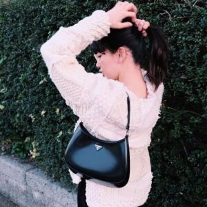 Asami Mizukawa Instagram - クラシックだけどコロンとかわいらしい佇まい。
#PradaCleo