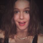 Burcu Biricik Instagram - 😁 fotoğrafta pek anlaşılmıyor ama e benim bayaaa saçım varmış 💃💁‍♀️ 
Şaka maka saçlara arada bir nefes aldırmak lazım. Bir yıldır boya yok fön yok maşa yok hiç bi işlem yok.Lülelerim geri geldi 🥳 ✌️