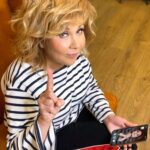 Marina Fedunkiv Instagram - Предпраздничная суета уже началась. Хорошо, что до нового года ещё почти две недели! 

С удобным приложением по доставке продуктов @sbermarket.ru ни тебе очередей, ни толп! Всё, что вам нужно, можно заказать всего за пару кликов. Кстати, каким пальцем нажимаете «заказать»? Как только определитесь с этим — бегом в ТикТок, там СберМаркет устроил крутой челлендж. Можно выиграть iPhone 12, AirPods Pro или годовой запас еды. 

Выбирайте свой #ЗаказательныйПалец и вперёд, за призами от @sbermarket.ru

#маринафедункив #федункив #сбермаркет #новогодняя #челлендж #праздниккнамприходит #актриса #певица #юмор #прикол #ржака  #comedywoman #шоу #реальныепацаны #федункинмаклауд #пожилойблоггер