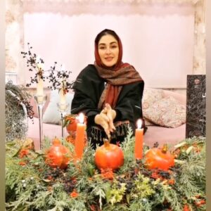 Elham Hamidi Instagram - .
عزیزان من ایام تان به کام
روزگارتان شیرین
عزیزانتان مانا
و عمرتان همچون شب یلدا بلند و طولانی باد
❤️🍎🍉
. 
اینجا را فرصتی دیدم تا از همه ی شما مهربانان
 که تولد من رو با پیام های پر مهرتون مبارک کردین تشکر کنم 🙏🏻
و ادای احترامی می‌کنیم به کادر درمان زحمت کش همچنین از دوستانم خواهش میکنم که با تحمل دوری از عزیزانمون حافظ جان فرزندان این سرزمین باشیم.
.
.
.
.
#elhamhamidi #الهام_حمیدی #یلدا #شب_یلدا #کادردرمان #کادر_درمان