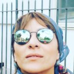 Sahar Dolatshahi Instagram - چند روز پيش به نوشته زيبايي برخوردم كه خيلي به دلم نشست دلم خواست اينجا با شما تقسيمش كنم از نويسنده  خلاق اش اجازه گرفتم با محبت تمام قبول كرد.  با نگاه كردن به عكسهاش و آشنايي هر چند مجازي با اين خانوم  احساس كردم اين فضاي پر از خشونت مجازي گاهي هم ميتونه چيزي به مهر در جهان اضافه كنه شايد...
.
دخترم
از آن زنهایی شو
که دنبالِ هیچ نجات دهنده ای نیستند
که شعرِ عاشقانه حفظ نمیکنند
که منتظر نیستند زندگیشان ناگهان متحول شود
از آن زنهایی نباش که از تنهایی
قدرِ مردن میترسند
که تمامِ زندگی،خود را برای زندگی
آماده میکنند!
از آنهایی باش که خودشان
دستِ خودشان را میگیرند
و اتفاق ها را رقم میزنند.
از آنهایی که همانقدر که شیرینند
تلخ و دور از دسترس اند
که بودن در هر جمعی را نمی پذیرند
که بودن به هر قیمتی را تاب نمی آورند
که همان قدر جلوی کتاب وقت میگذرانند
که جلوی آینه
که همه ی رنگها را میبینند
و هیچ رنگی را خط نمیزنند از زندگی
که هم قرمزی لبهایشان توی ذوق میزند
هم تلخی وجودشان!
از آنهایی باش که قدرِ فیلمهای
جدیِ پنج ستاره ای که دیده اند
کمدیِ رمانتیک هم دیده اند
از آنهایی باش که بلدند
هم از حافظ نقل قول کنند
هم سیاست را بدانند
از آنهایی شو که یک فولدرِ موزیک
مخصوص خودشان دارند و یکی برای جمع!
از آنهایی باش که وقتی آدمها
برایشان از قطار دست تکان میدهند لبخند میزنند
و وقتِ رسیدن به خانه تمامِ شب را اشک میریزند!
از آنهایی باش که توی دلشان رازهایی هست
که قول داده اند به هیچ کس نگویند.  ثمين شايسته @samin.sh68