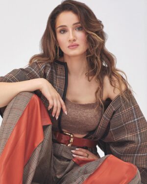 Gökçe Akyıldız Instagram - @gardiropmagazin Ocak sayısı✨ 
Genel Yayın Yönetmeni: @gulay_ozdemir 
Fotoğraflar: @serhathayri
Videografi: @vastistanbul
Moda Direktörü: @caglakucukdereli 
Styling: @irmakozdener
Saç ve Makyaj: @mesut.ozuzun 
Prodüksiyon: @mine.gunduz
Fotoğraf Asistanı: @ugursariduran

@nutekstudio @gardiropmagazin @onemgunalagency