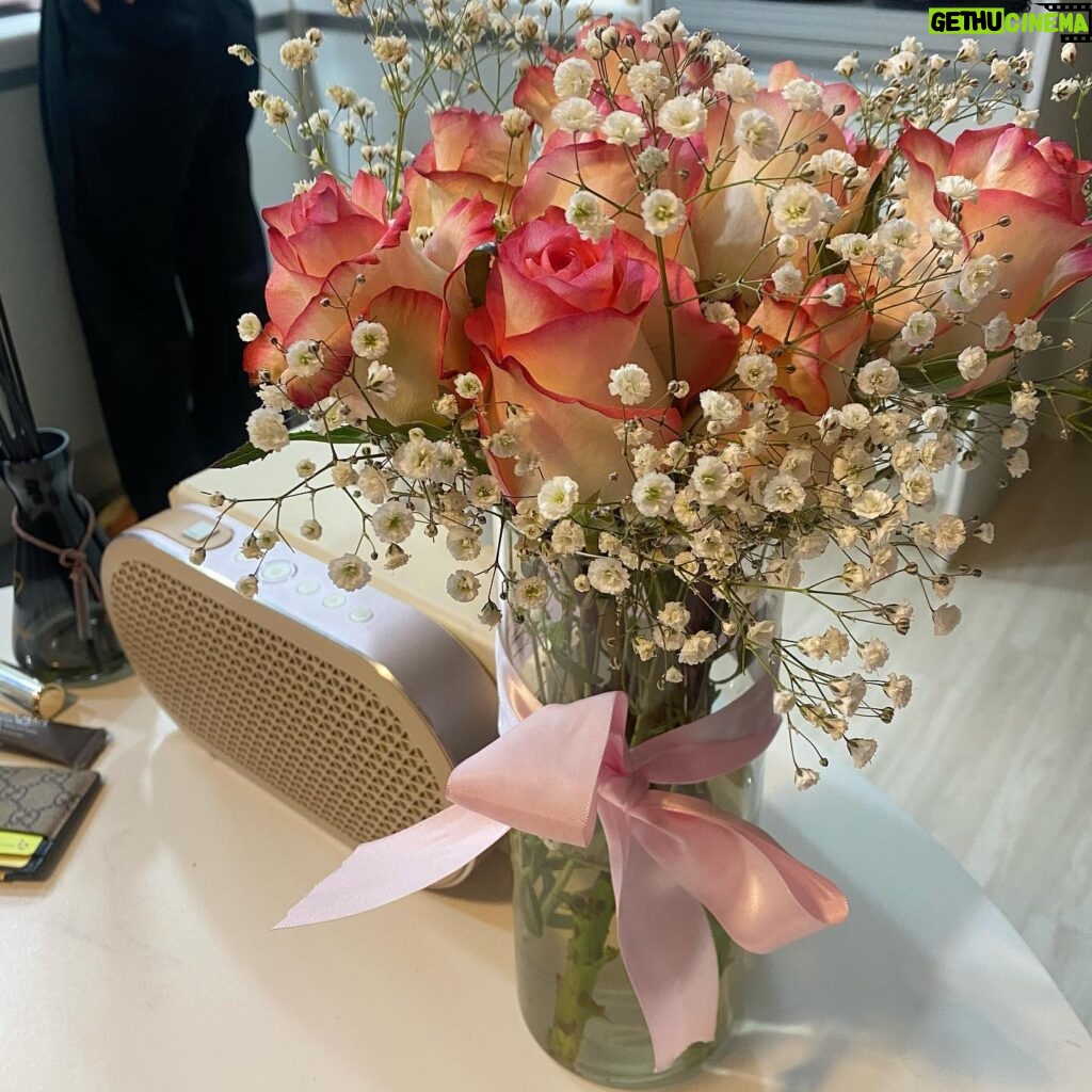 Kim Sae-ron Instagram - 곳곳에 꽃 선물.
화병 사야지