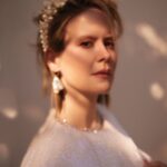Sarah Paulson Instagram - No eyebrows but make it fashion. 
Thank you to everyone @dujourmedia for a wild day, WAY outside my comfort zone. (Eyebrows courtesy of Linda Tripp) 

Photography: @maxabadian
Words: @natashawolff
Stylist: @karlawelchstylist
Hair: @hairbyadir
Makeup: @adambreuchaud
Creative Director: @alexanderwolf @kristiestreicher