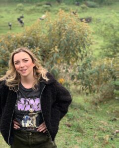 Regina Blandón Instagram - Quería una foto en la que salieran las vacas y @michihart me la tomó. En la segunda, estábamos discutiendo que pos no se veían las vacas, que mejor fuéramos abajo. 🐄🐄🐄