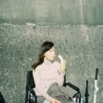 Asami Mizukawa Instagram – 現場がある時の朝ごはんはだいたいみかんとバナナ。　
通称ゴリラセットといいます🍊🍌

#ナイルパーチの女子会
#フィルムで撮った現場写真