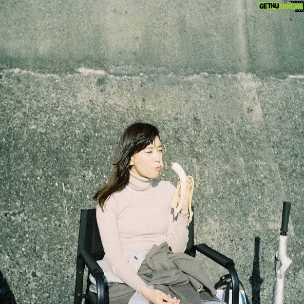 Asami Mizukawa Instagram - 現場がある時の朝ごはんはだいたいみかんとバナナ。　
通称ゴリラセットといいます🍊🍌

#ナイルパーチの女子会
#フィルムで撮った現場写真