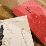 Asami Mizukawa Instagram - 過去の苦しさも悔しさも全てが浄化されるような瞬間がある。
沢山賞を頂いたからと親友からお祝いで谷川俊太郎の詩集と彼女を写し出す詩のようなお手紙をもらった。
ありがとう🙏嬉しいよ✌️

本の表紙にはちいさな宇宙💫