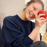 Mio Imada Instagram - 24歳✌︎
お祝いみなさんありがとうございます🌷
わーいわーい

最近はドラマの撮影をしております、
恋はdeepに🐟
#恋ぷに　だって
きゅんですってやつですね🥰
お楽しみにしててください♡

お誕生日におっきすぎる
イチゴ食べましたの写真☺︎
