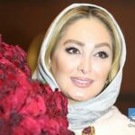 Elham Hamidi Instagram - در حاشيه اكران خصوصي فيلم ما همه گناهكاريم ،  يكي از دوستانم كه بيشتر مقيم خارج از كشور است به بهانه اين برنامه و براي اينكه منو خوشحال و شگفت زده كنه دسته گل بزرگي رو برام هديه اورد كه متاسفانه در اين چند روز مورد انتقاد و بعضا بي فرهنگي  برخي قرار گرفت نظرات متفاوتند و محترم و نميشه بجاي آدم ها تصميم گرفت كه براي دوستانشون چي هديه بدند و ببرند شخصا با ريخت و پاش مخالفم اما به نظرم در معاشرت هاي عمومي  مرسوم است و كادو و هزينه هاي مختلفي صرف ميشود انچه كه مهم است اين است كه هديه و کادو ماندگار در ذهن ها و يادها باشد و هر كس به طريقي هديه ميخرد مهم يك شاخه يا دو هزار شاخه نيست مهم احترام ، ادب ، محبت و ماندگاري در يادهاست ، ايشان دوست من هستند و اتفاقا خانومي هستند كه هم اهل خيرند و اهل كمك ، اما هركس نظراتي دارد و عقايدش قابل احترام است من از هديه ايشان خوشحال شدم و اگر ميدانستم ايشان اهل خير نيست از اين كادو دلگير ميشدم اما محبت انسانها و دوستان مختلف و مدل هاي متنوع دارد و بايد ممنون محبت هاي انسانها باشيم من هديه از يه شاخه گل داشته ام تا هداياي مختلف ديگر  و انرژي و نيت ادمهاست كه هدايا ماندگار ميشوند نه حجم و قيمت انها ، باز هم از سميه نوروزي عزيز ممنون و سپاسگذارم