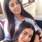 Özge Yağız Instagram - 24 Ekim 2019’dan... dünya güzeli anne, dünya tatlısı abla, bir de dünya nazlısı Ezgi❤️ iyi ki doğdun bazen büyüğüm bazen küçüğüm ama hep hesap soranım, koşulsuz yanıbaşımda olanım😇 seni çok seviyorum ailemizin en anlamlı Melodisi..🥰💞