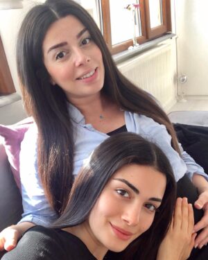 Özge Yağız Instagram - 24 Ekim 2019’dan... dünya güzeli anne, dünya tatlısı abla, bir de dünya nazlısı Ezgi❤️ iyi ki doğdun bazen büyüğüm bazen küçüğüm ama hep hesap soranım, koşulsuz yanıbaşımda olanım😇 seni çok seviyorum ailemizin en anlamlı Melodisi..🥰💞