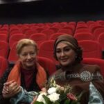 Elham Hamidi Instagram - سلام به همه دوستان در حاليكه فستيوال معروف فيلم برلين در آلمان در حال برگزاريست  و همكاران و علاقه مندان زيادي از ايران به آلمان امده اند ، فيلم ما همه گناهكاريم  به همت دوستان ايراني و انسيتوي فرهنگي حافظ - گوته  و بويژه سركار خانم رويا شهميرزادي عزيز در دو سانس براي ايرانيان مقيم برلين اكران شد كه منم تك ميهمان اين شب ايراني از عوامل اين فيلم بودم ، جاي همه دوستان خالي ، در خاتمه توجه شما را به فارسي شيرين  صحبت كردن و ابراز لطف خانم مسن آلماني ، نسبت به فيلم و بشنويد و ببينيد و جالبه بدونيد كه فيلم هاي ايراني در آلمان طرفداراي خاص خودشو داره ، و  از ساخت فيلم هاي ملو درام و با مضامين غم و ناراحتي در ايران تعجب ميكرد ! البته كه توضيح داديم كه اين فيلم نشات گرفته از واقعيت هاي امروز اجتماع است ، به اميد روزي كه همه فيلم هاي ايراني كه به هر نحوي در جهان ديده ميشوند حاوي سربلندي و شادي و سلامتي و صلح  شما ملت بزرگ باشد #فيلم#برلين#ما همه گناهكاريم#آلمان#@mahamegonahkarim# @sayeh.mousavi