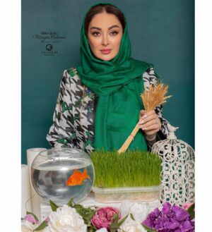 Elham Hamidi Instagram - .
چه جان بخش است خنکای هوای بهاری
چه دل انگیز است این سبزینگی درختان
و من چه خوشبختم که می توانم از سر عشق در این بهاران با تو به تماشای شکوفه ها بنشینم.
.
.
.
💄 : @maryamrahnama_makeupartist 
📸 : @falifilm 
.
.
.
#الهام_حمیدی  #عید #عیدنوروز 
#elhamhamidi