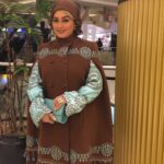 Elham Hamidi Instagram - قرار بود به اتفاق دوستان و همكارانم  نيوشا ضيغمي مهربون و تني چند از عوامل فيلم در اكران فيلم ما همه گناهكاريم  در جمع ايرانيان عزيز مقيم برلين شركت كنيم كه بنا به دلايلي قسمت نشد همه باشند  اما مهم اين بود كه از وقتي كه در جمع پرشور و گرم ايراني ها شركت كردم اينو فهميدم كه حس ايراني بودن همه جاي دنيا پرغروره و دلشون براي ايران و ايراني پر ميزنه ، با حوصله و با عشق و در اين سرماي مرد افكن به تماشاي فيلم نشستند و كلي محبت و عشق و لطف  نثارم كردند ممنون براي اين همه حس خوب و تشكر از سايه موسوي گل كه با اين طراحي لباس سنتي برام باعث كلي تعريف و تبليغ و زيبا ديده شدن فرهنگ اصيل ايراني شد ممنونم