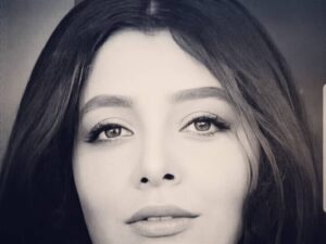 Sare Bayat Instagram - .
همراهان همیشه...
از الطافتون ممنونم.
عکسها،کلیپ ها،کامنتها و تمام زحماتتون رو می بینم و از داشتنتون به خود می بالم.
براتون بهترین سال عمرتونو آرزو دارم.♥️