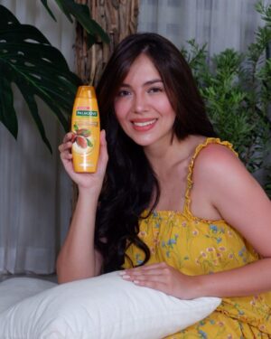 Julia Montes Instagram - I’m happy to announce that I’m now part of the @palmoliveph family! 💛💛💛 my heart is happy and grateful for my new family for the warm welcome and also super excited for what’s in store for this coming years. And  during this time my perfect recent discovery for my hair , Palmolive Naturals Damage Repair 10 ! It has been helping me make sure I come back strong, with its 100% Argan Oil extract that helps revive bugbog hair !