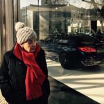 Elham Hamidi Instagram - اين پير زن آلماني يكي از خانم هاي پير و بيشمار سرزنده  حاضر در آلمان و بعضي از جاهاي اروپاست كه در اوج كهولت و با سني حدود ٩٠ سال سرزنده و سرشار از اميد در حال ديدن محصولات جديد ب ام و و بررسي آخرين آپشن هاست ، واقعا نشاط و اميد به زندگي  در بين اين پير زنان و پيرمردان اروپايي بويژه آلماني  چي مي گه و چه مي كنه ، ؟ سن يك عدد است و دل هاي جوان است كه با عشق و شادي عمري طولاني و سلامت مي كنند ، به نظر شما اكثر  همسن هاي اين خانم در ايران  در چه حال و وضعيتي هستند و اگر خانه سالمندان نباشند چند نفر از جوانان و اعضاي خانواده شان درگير نگهداري و ويلچر و بيماري و آب ميوه و زير بغلشون و گرفتن  و ساير مسائل هستند ؟  قدر مو سفيد ها را بدانيم  و قدر سلامتي خودمان رابيشتر چون نسل قبل از ما و پدر بزرگ ها و مادر بزرگ هامون كه هم نسل اين خانم هستند كم آوردند واي به حال نسل ما ، به اميد سلامتي و روحيه بالاي موسفيدانمان هر چند كه خدمت به خانواده و پرستاري اين عزيزان توفيقي است براي آخرت و دوران پيري خودمان ، از رنگ هاي شاد استفاده كنيد