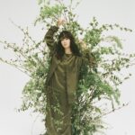 Asami Mizukawa Instagram - ほんとにスルスルで肌が気持ちが良いです。
個人的には長〜い袖も気に入ってます。ぐるぐると折って自身に合わせても、ダラリとそのまま着ても…♡

この度、77circaと一緒に服を作りました。
わたしのラッキーナンバーの7をプラスして
『7 77circa』で展開する事になりました。

私自身普段から心地よくなるべく天然で自然なものを身につけたい、そして長く着れば着るほど自身の体にどんどん馴染んでその風合いに愛着が湧くような、シンプルで経年変化を楽しめるような服に出会えたら…とこの企画がスタートしました。
シルクを身に纏う心地よさから自己の世界を広げ、また外の世界へもっともっと別の意識を向けて是非新しい自分に出会えるきっかけなれば嬉しいなと思います。

今日から77circaさんでサイトオープンです。
どうぞ、よろしく。
#77circa #777circa