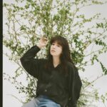 Asami Mizukawa Instagram - ほんとにスルスルで肌が気持ちが良いです。
個人的には長〜い袖も気に入ってます。ぐるぐると折って自身に合わせても、ダラリとそのまま着ても…♡

この度、77circaと一緒に服を作りました。
わたしのラッキーナンバーの7をプラスして
『7 77circa』で展開する事になりました。

私自身普段から心地よくなるべく天然で自然なものを身につけたい、そして長く着れば着るほど自身の体にどんどん馴染んでその風合いに愛着が湧くような、シンプルで経年変化を楽しめるような服に出会えたら…とこの企画がスタートしました。
シルクを身に纏う心地よさから自己の世界を広げ、また外の世界へもっともっと別の意識を向けて是非新しい自分に出会えるきっかけなれば嬉しいなと思います。

今日から77circaさんでサイトオープンです。
どうぞ、よろしく。
#77circa #777circa