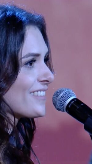 Monica Iozzi Instagram - #tbt • O ano era 2017. Fui convidada para ir ao programa @conversacombial . Pedro já me conhece há anos e sempre falava pra mim: “Você é muito corajosa, menina. Muda de profissão a cada dois anos! 🤣”

Então ele propôs a seguinte brincadeira: “Vamos anunciar a sua entrevista como se você estivesse se lançando numa nova função? Topa anunciar que a partir de agora você será cantora?”

Eu achei graça e topei de cara. A questão então era: qual música, meu Deus? Eu só poderia passar a música com a banda uma vez antes da gravação. Estava nervosa!

Precisávamos de alguma canção que a banda já tivesse em seu repertório, que não precisássemos mudar o tom e que eu soubesse a letra de cor, é claro.

Duas opções me vieram à cabeça, Como Nosso Pais (Belchior) ou Folhetim (Chico Buarque).
Achei que a primeira opção caberia melhor naquela ocasião. Rs

Em meu coração, pedi licença a Belchior e à incomparável Elis Regina (maior intérprete desta canção e uma das maiores artistas de todos os tempos). Com a nossa brincadeira, temia macular a beleza, a força e a rebeldia deste hino. Rezo até hoje para que eles tenham me perdoado por esta  homenagem meio torta.

Espero que, em breve os versos 

  Eles venceram
  E o sinal está fechado pra nós 
  Que somos jovens

deixem de fazer tanto sentido.

Sigamos no amor e luta! 💜

@pedrobial 
@tvglobo 

#conversacombial 
#monicaiozzi 
#belchior 
#eliseregina