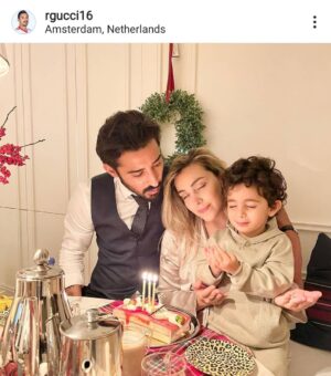Sare Bayat Instagram - .
عزیزان من...
معنی واقعی زندگی رو وقتی کنارتونم حس میکنم.
از شما چیزی به جز انسانیت،شرافت،احترام،حال خوش،
انگیزه،امید،سلامتی،عشق و ...ندیدم.شما مایه افتخار خانواده هستین و برای وجود سرشار از عشقتون به خود میبالم.تبریک به رضای عزیزم و خانواده محترمش برای گل زیبات و خداقوت برای اتمام این فصل.
سایتون روی سرم مستدام باشه و در پناه امن خدای مهربان
خوشبخت باشید♥️♥️♥️
@sarvinbayat
@rgucci16
@dorangucci